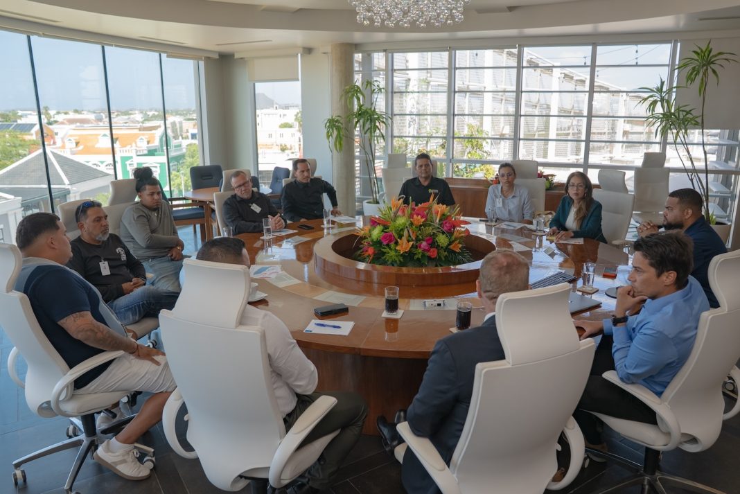Minister Emana bespreekt samenwerking met bedrijven voor 'Dia Nacional pa Cuida Aruba' (Picture by: 24ora.com)