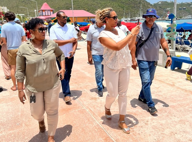 Minister Heyliger-Marten inspecteert Boardwalk Sint Maarten op drukke cruisedag (Picture by: 721news.com)