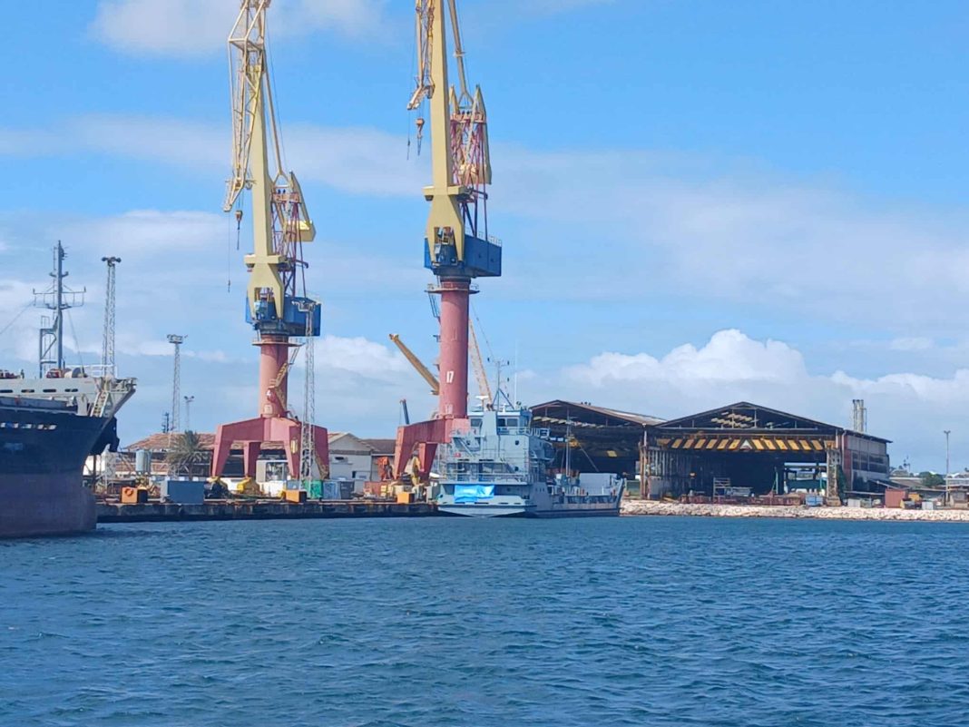 Modernisering Curaçaose scheepswerf: Ontmanteling oude kraan (Picture by: nu.cw)