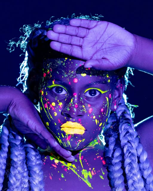 Modeshow in neon-stijl (Picture by: extraboneiru.com)