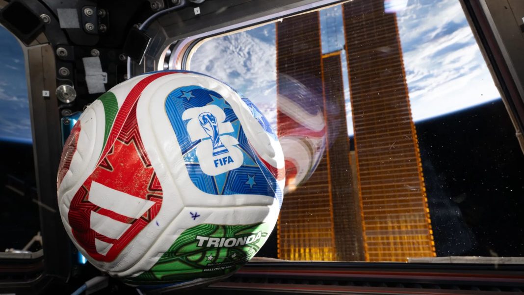 NASA belooft voetbal naar de maan te sturen als VS het WK voetbal wint (Photo by: usatoday.com)
