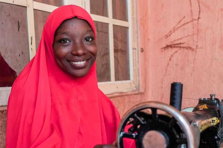 Na verwoestende aanval vindt Nigeriaanse moeder steun in naaien (Picture by: aljazeera.com)
