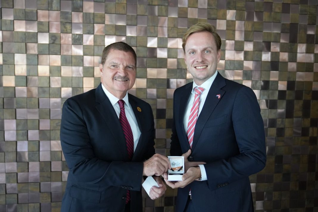 Nederlandse ambassadeur Kofman presteert goed in bezoek aan Aruba (Picture by: 24ora.com)