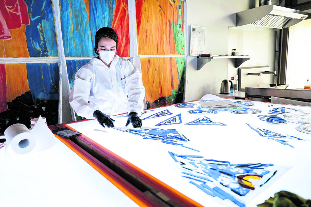 Nieuwe glaspanelen voor Notre Dame geplaatst tussen oktober en november (Picture by: extra.cw)
