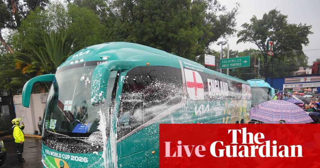Onweer vertraagt aankomst teams bij stadion voor WK 2026-duel Mexico tegen Engeland (Photo by: co.uk)