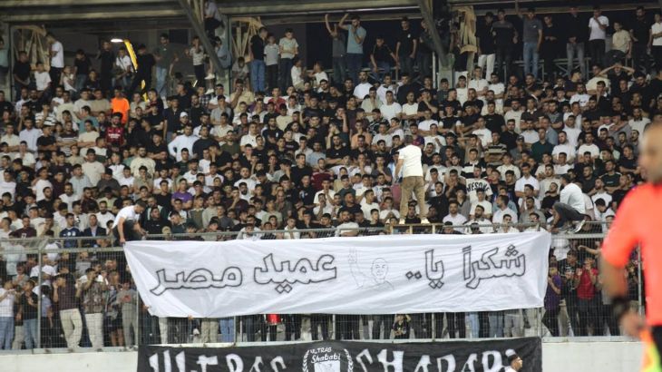 Palestijnse fans tonen waardering voor Egyptische coach Hossam Hassan (Picture by: aljazeera.com)