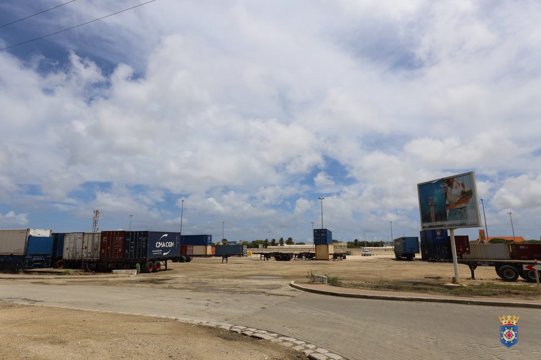 Parkeerterrein Stadion di Playa wordt ontruimd (Picture by: nu.cw)