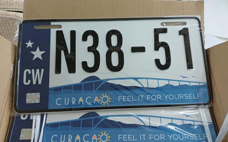 Politie Curaçao start op 15 juli met controles nieuwe kentekenplaten (Picture by: paradisefm.cw)