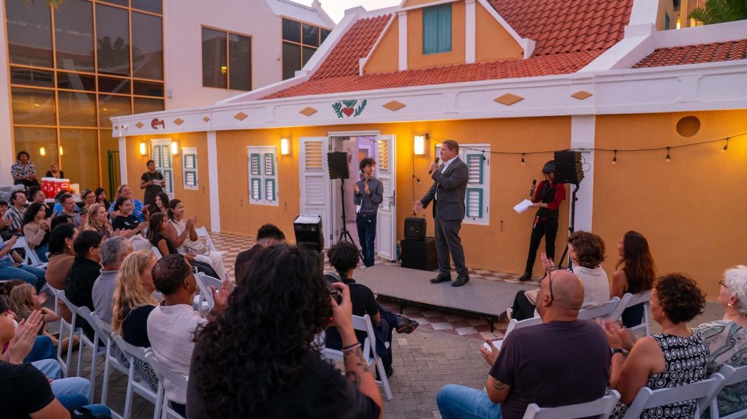 Premier Eman aanwezig bij eindtentoonstelling Design Academy Aruba (Picture by: solodipueblo.com)