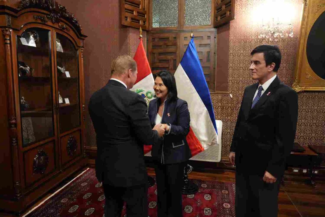 Premier Eman bezoekt Keiko Fujimori, benadrukt Aruba-Peruwacht (Picture by: 24ora.com)