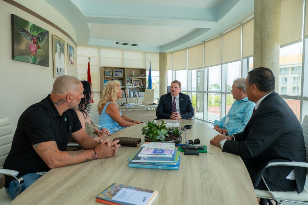 Premier Eman ontvangt trouwe toeristen met drie decennia Aruba-bezoeken (Picture by: solodipueblo.com)