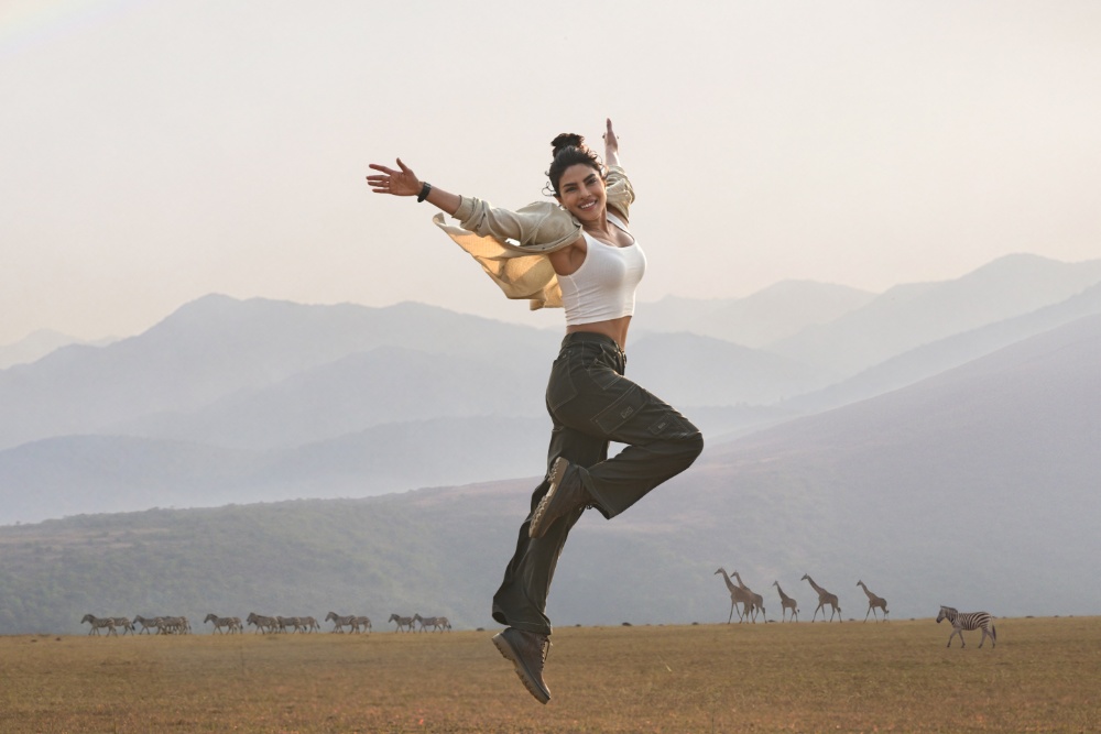 Priyanka Chopra Jonas viert verjaardag met nieuwe beelden uit 'Varanasi' (Picture by: variety.com)