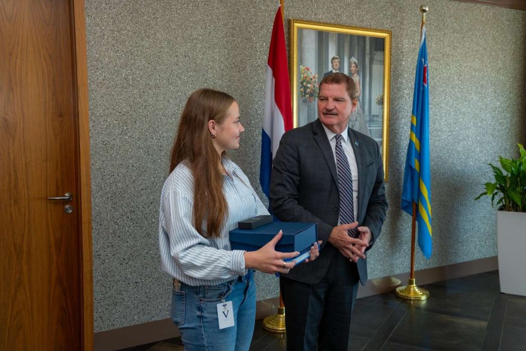 Prome Minister Eman ontmoet VWO-afgestudeerde Evie van der Sloot Prome Minister Eman ontmoet VWO-afgestudeerde Evie van der Sloot (Picture by: 24ora.com)