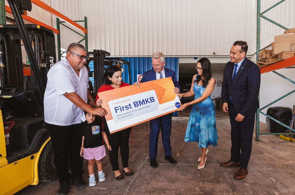Qredits Aruba presenteert eerste BMKB-lening aan staatssecretaris (Picture by: 24ora.com)