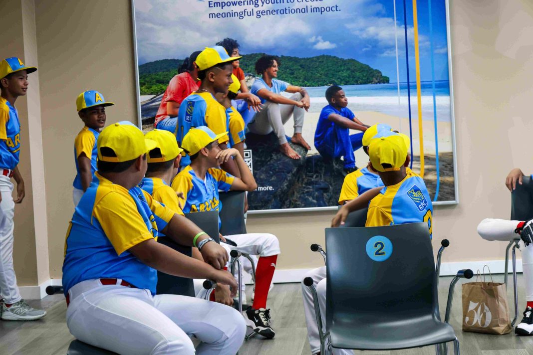RBC Aruba ontvangt jeugdbaseball-selectie U12 op hoofdkantoor (Picture by: 24ora.com)