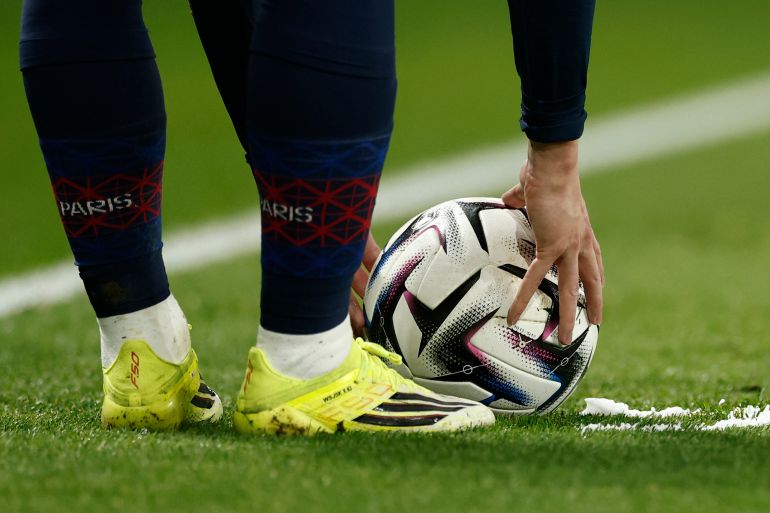Referee klust bij gevecht tijdens oefenwedstrijd (Picture by: aljazeera.com)