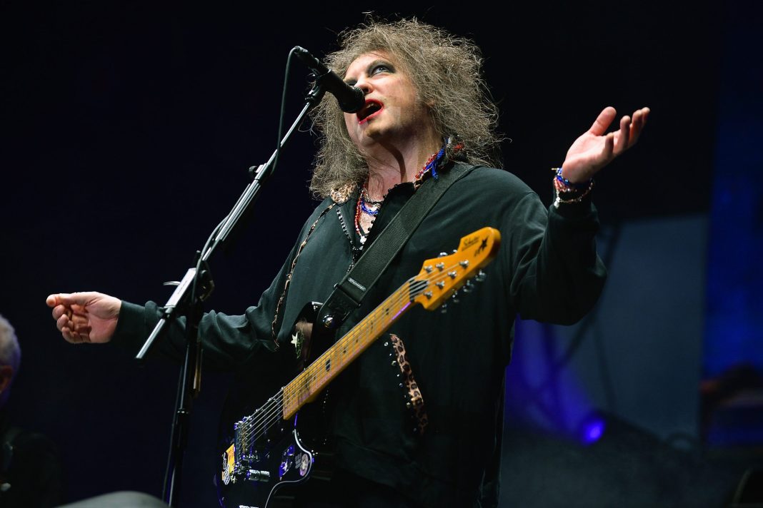 Robert Smith van The Cure bekritiseert FIFA Halftime Show Robert Smith van The Cure bekritiseert FIFA Halftime Show (Picture by: variety.com)