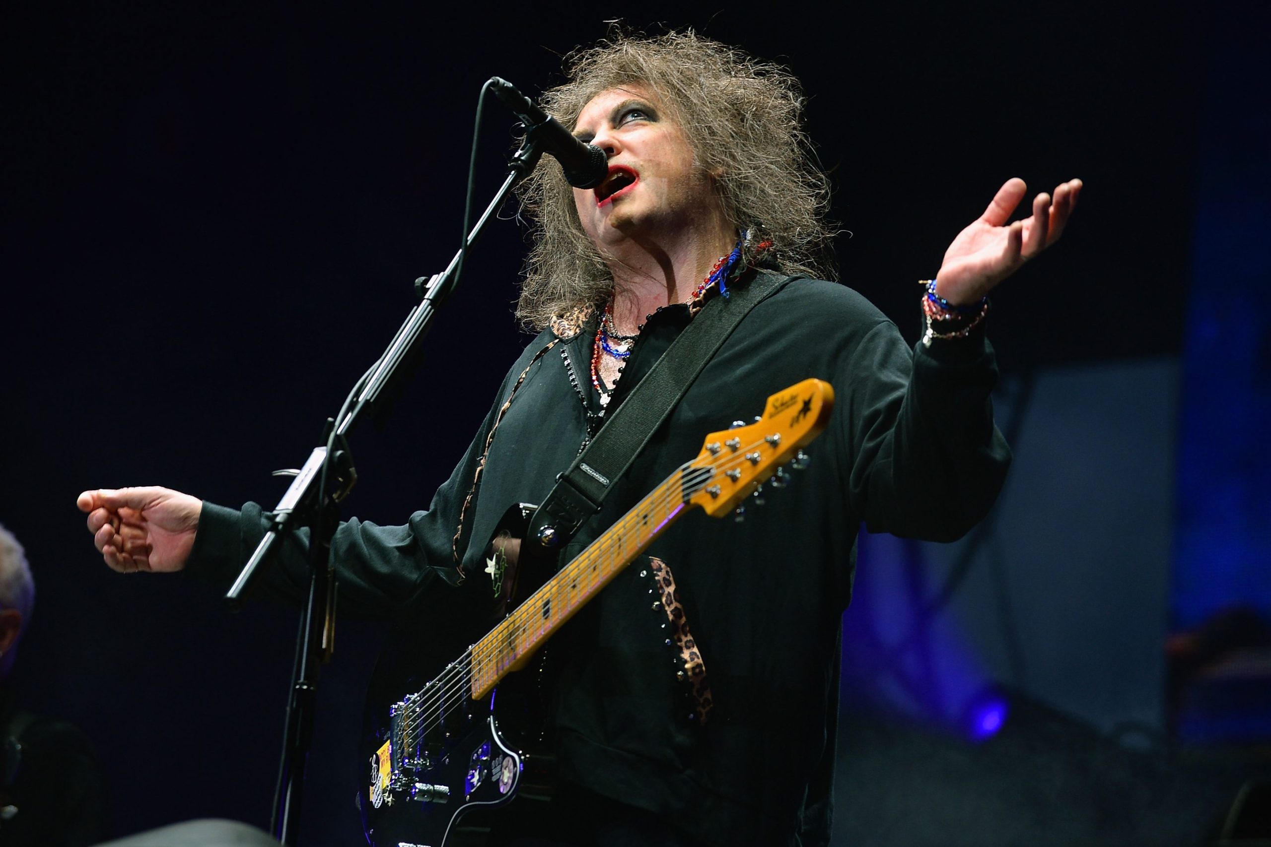 Robert Smith van The Cure bekritiseert FIFA Halfti Robert Smith van The Cure bekritiseert FIFA Halftime Show (Picture by: variety.com)