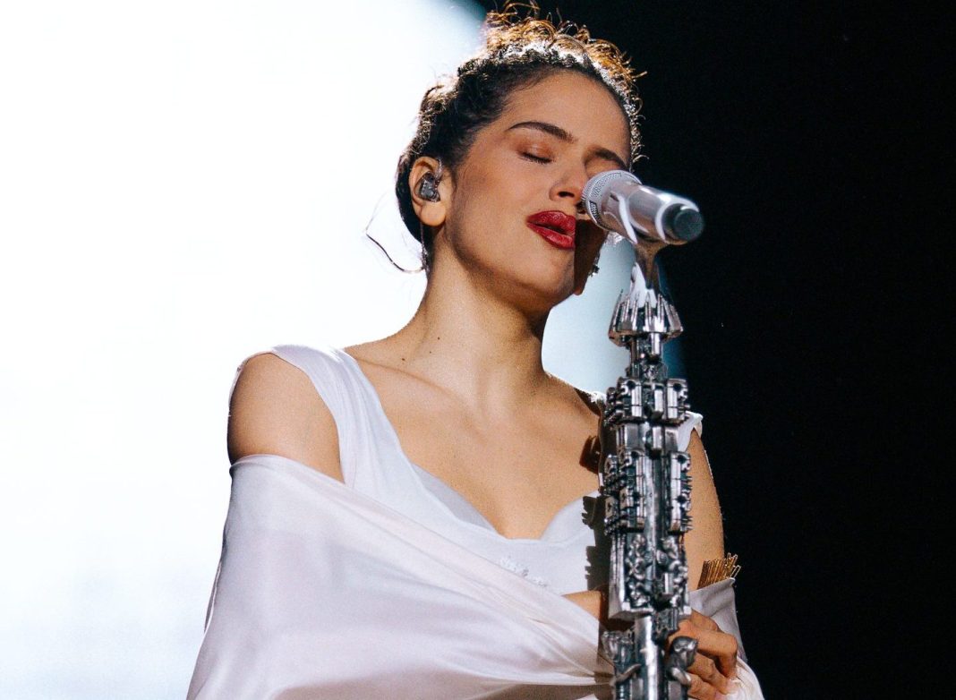 Rosalía betovert Los Angeles met spectaculaire 'Lux' tournee in het Kia Forum (Picture by: variety.com)