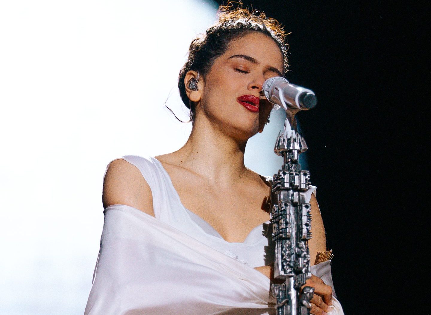 Rosalía betovert Los Angeles met spectaculaire Lux Rosalía betovert Los Angeles met spectaculaire 'Lux' tournee in het Kia Forum (Picture by: variety.com)