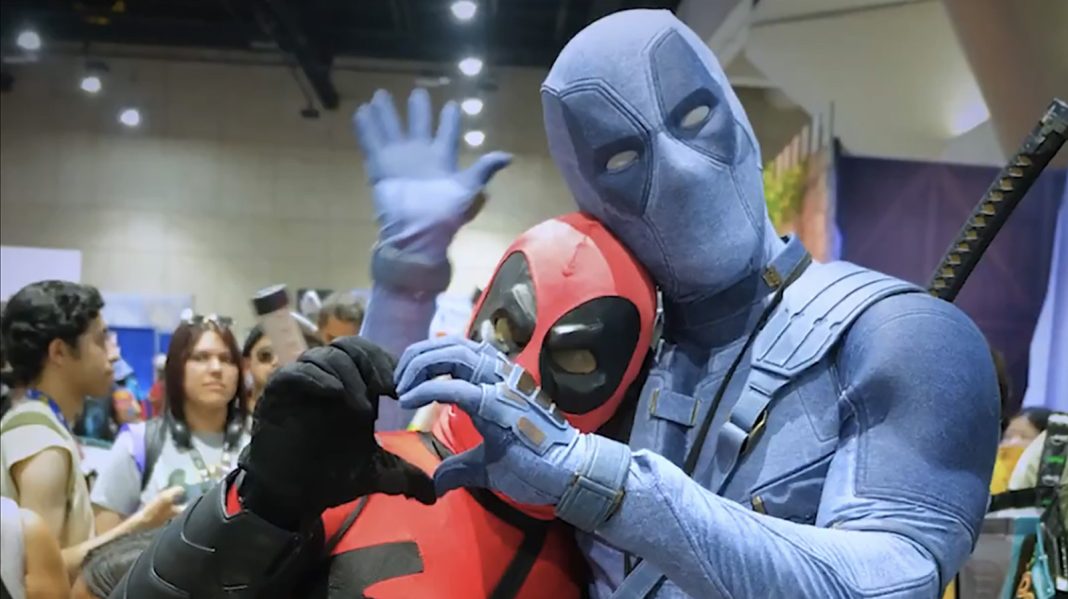 Ryan Reynolds' Denim Deadpool Kostuum Wekt Verwondering bij Marvel Fans (Picture by: slashfilm.com)