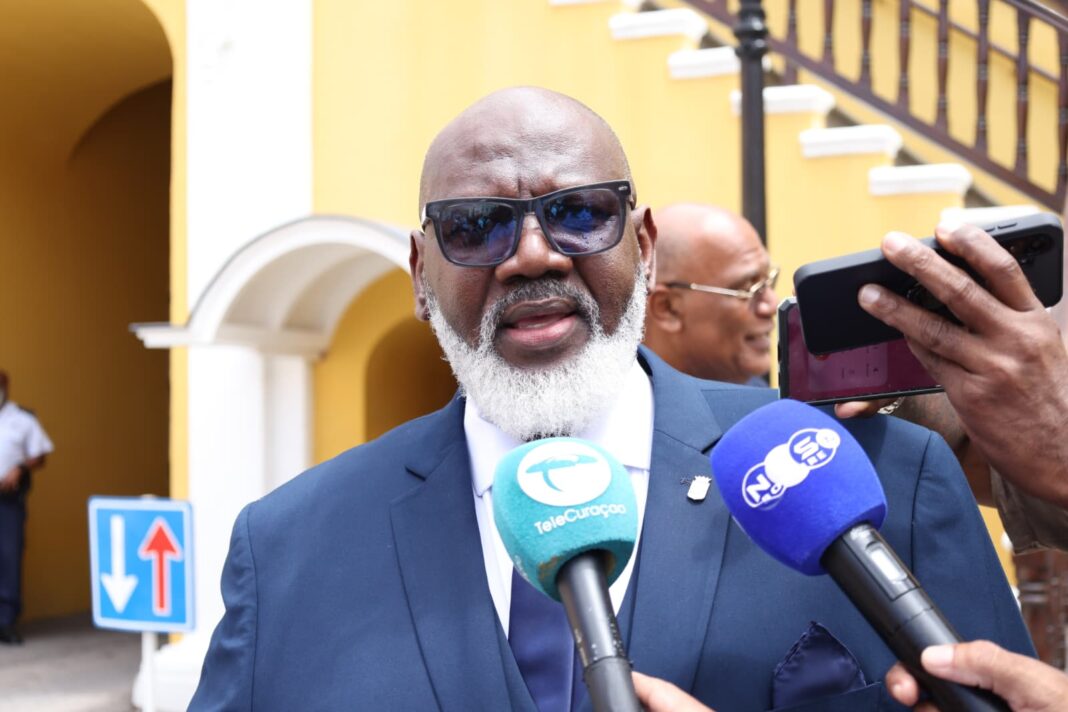 Sidney ‘Bicho’ Justiana beëdigd als gevolmachtigd minister van Curaçao in Nederland Sidney 'Bicho' Justiana beëdigd als gevolmachtigd minister van Curaçao in Nederland (Picture by: extra.cw)
