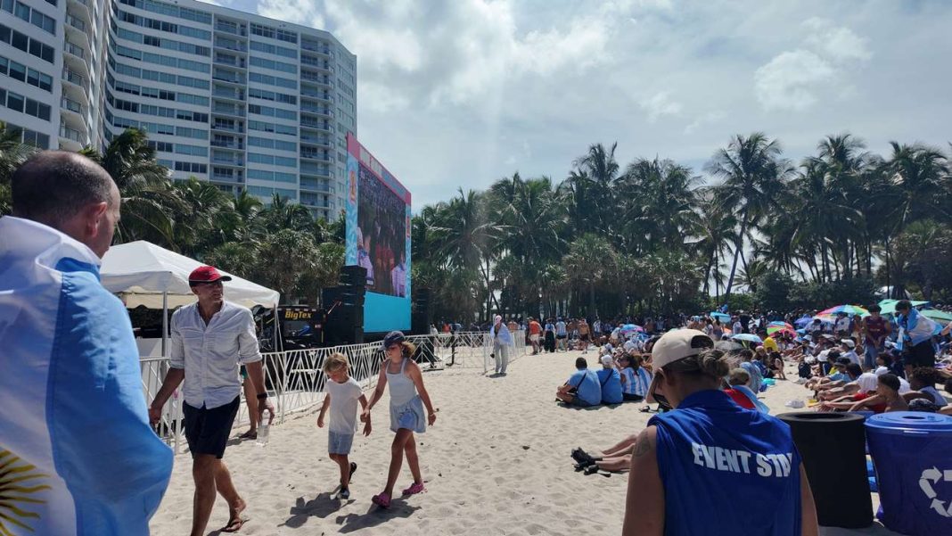 Spaanse supporters vieren overwinning in Miami Beach (Picture by: 24ora.com)