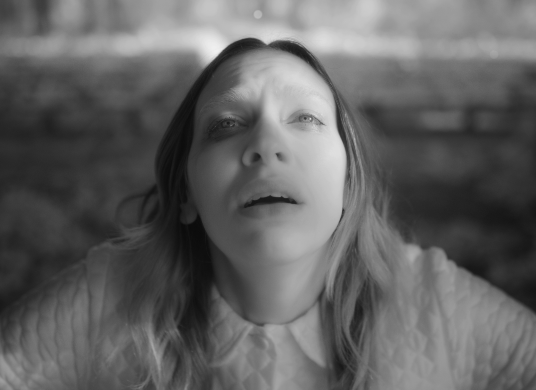 Spannende drama ‘Godhead’ combineert gruwelijke tweeling, religieuze extremiteit en een gevaarlijk wapen Spannende drama 'Godhead' combineert gruwelijke tweeling, religieuze extremiteit en een gevaarlijk wapen (Picture by: variety.com)