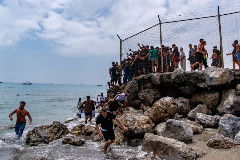 Steenrijk Ceuta in paniek: Duizenden vluchtelingen komen via Marokko binnen (Picture by: aljazeera.com)