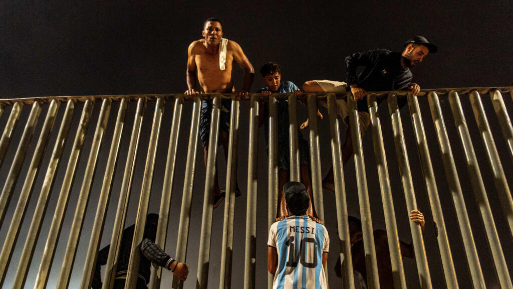 Tientallen duizenden migranten oversteken grens van Marokko naar Ceuta (Picture by: s.france24.com)