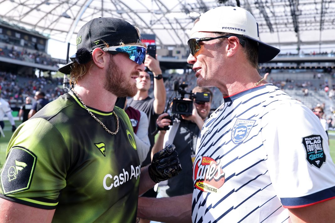 Tom Brady slaat Logan Paul tijdens Fanatic Fest (Picture by: variety.com)
