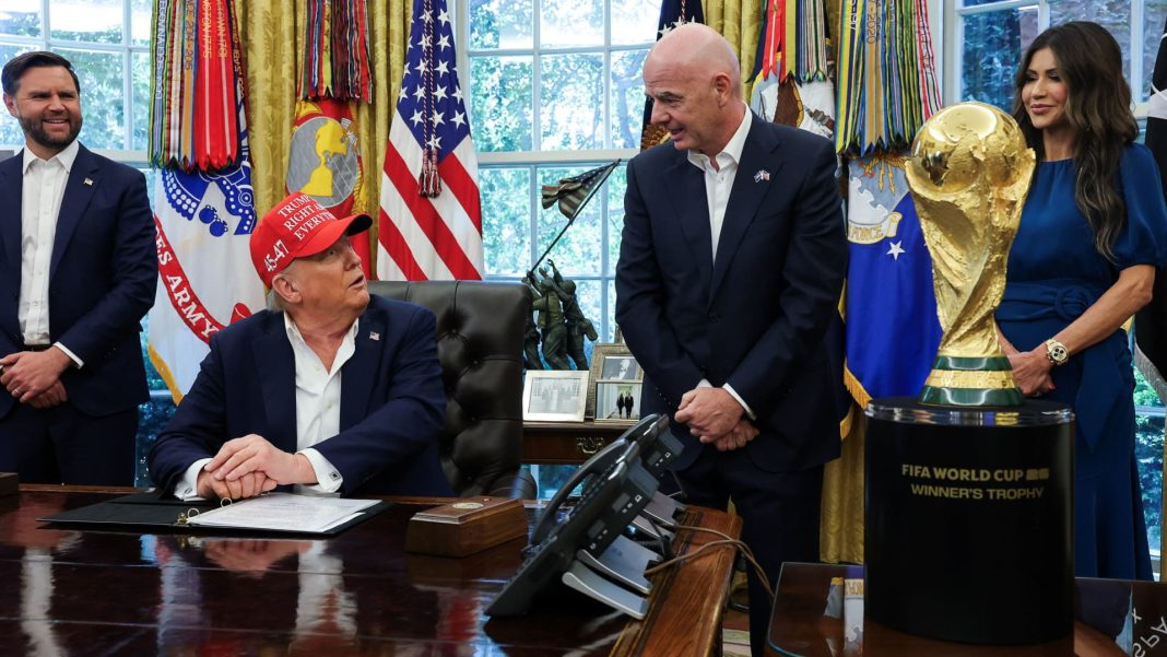 Trump ontving FIFA-tickets ter waarde van $15.000 van Infantino en zal WK-trofee uitreiken Trump ontving FIFA-tickets ter waarde van $15.000 van Infantino en zal WK-trofee uitreiken (Photo by: cnbcfm.com)
