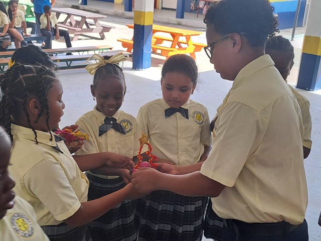 UNESCO Sint Maarten eert jonge kunstenaars bij draadbuig-expositie 2026 (Picture by: 721news.com)