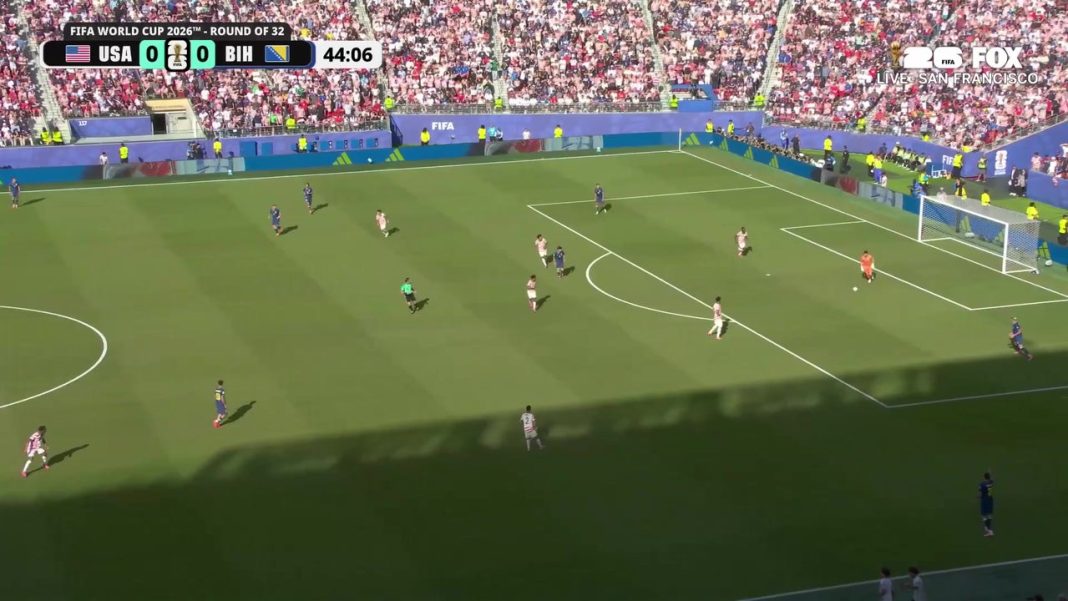 VS wint van Bosnië op WK 2026 ondanks omstreden rode kaart Balogun (Photo by: foxsports.com)