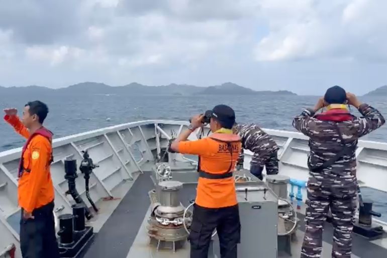 Vijf mensen gered na schipsonde in Indonesië, minstens 20 nog vermist Vijf mensen gered na schipsonde in Indonesië, minstens 20 nog vermist (Picture by: aljazeera.com)