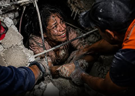 Vrouw levend gered uit puin na ramp in La Guaira (Picture by: extraboneiru.com)