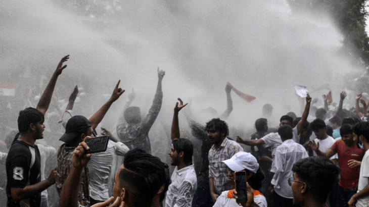 Watercannons ingezet bij protesten tegen minister van Onderwijs in India (Picture by: aljazeera.com)
