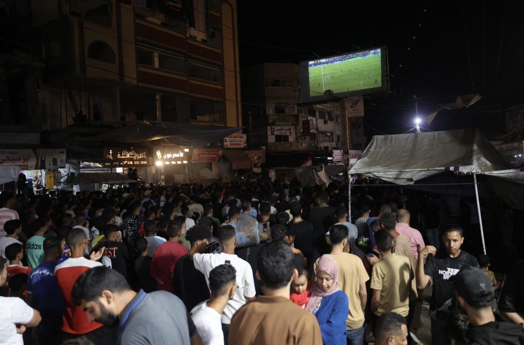 Wêreldkampioenschap voetbal bekijken uit Gaza: Getuigenis (Photo by: defector.com)