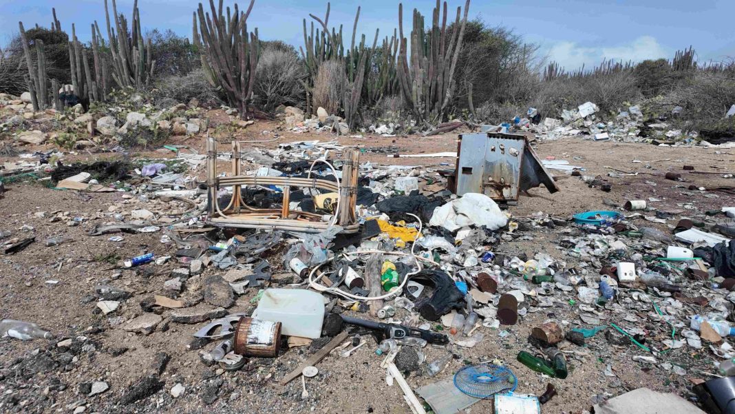 Wijk in San Nicolas opnieuw geconfronteerd met illegale afvaldumping (Picture by: 24ora.com)