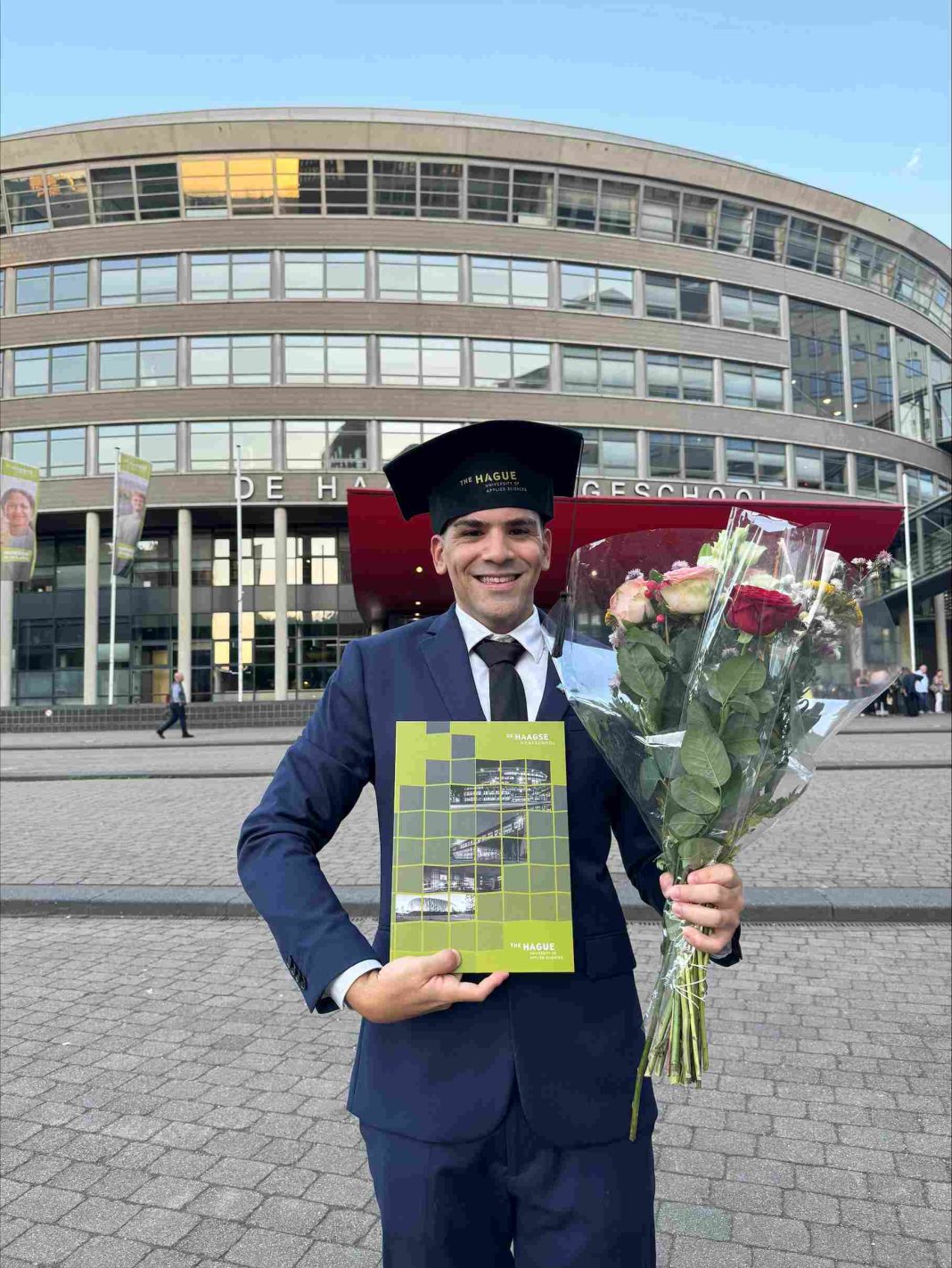 Woldrick Everon behaalt zijn Bachelor of Arts Woldrick Everon behaalt zijn Bachelor of Arts (Picture by: 24ora.com)