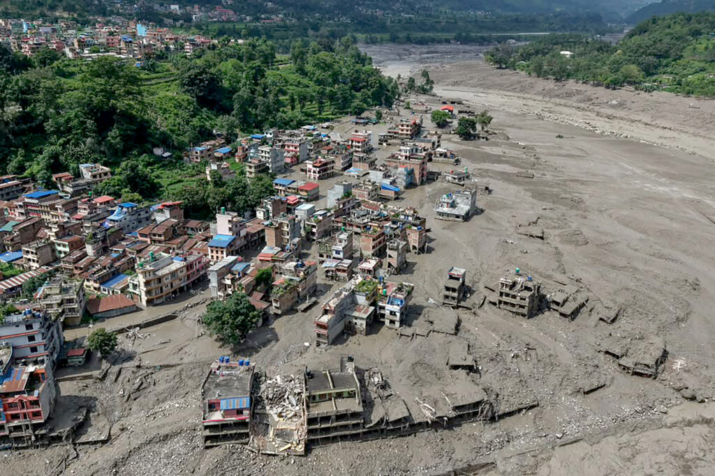 384 toeristen vermist na verwoestende overstromingen in Nepal (Picture by: extra.cw)