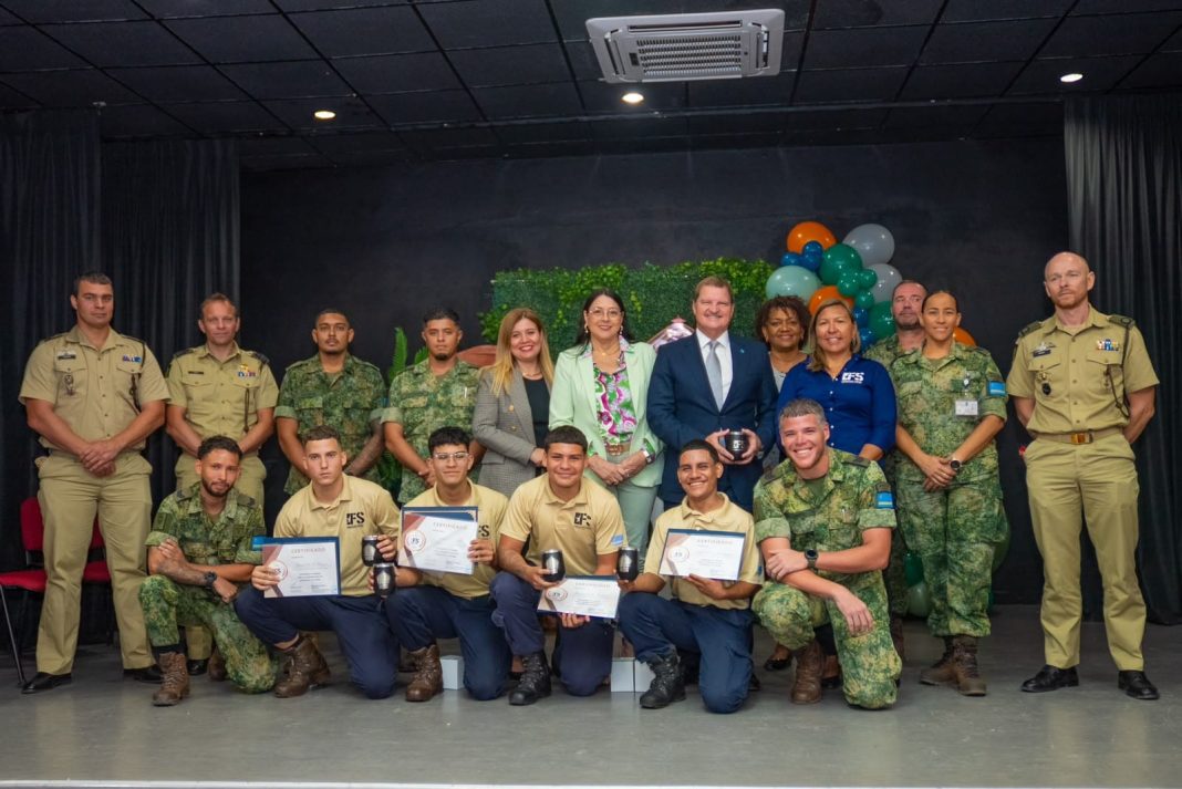 AVP-parlementariër steunt certificering SVT-jongeren in San Nicolas (Picture by: 24ora.com)