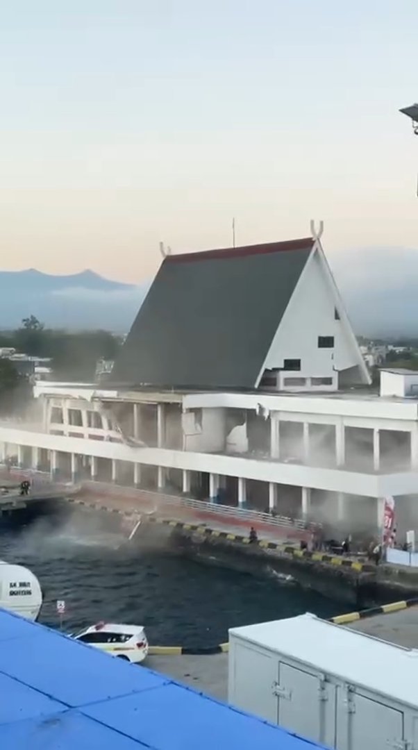 Aanzienlijke aardbeving veroorzaakt schade en massale evacuatie in Indonesië (Picture by: aljazeera.com)