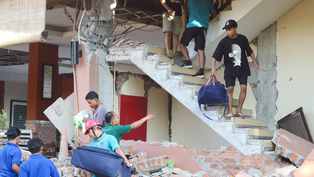 Aardbeving veroorzaakt massale evacuatie in Indonesië Aardbeving veroorzaakt massale evacuatie in Indonesië (Picture by: s.france24.com)
