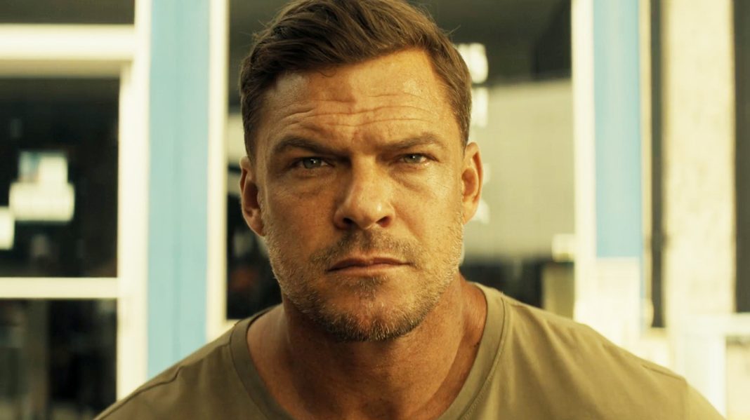 Alan Ritchson vergelijkt Reacher met een alligators: ‘Hij is altijd een potentieel gevaar’ Alan Ritchson vergelijkt Reacher met een alligators: 'Hij is altijd een potentieel gevaar' (Picture by: slashfilm.com)
