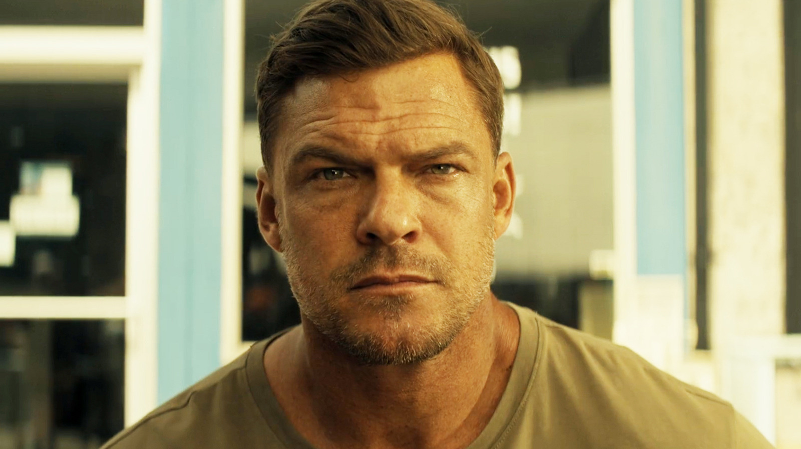 Alan Ritchson vergelijkt Reacher met een alligator Alan Ritchson vergelijkt Reacher met een alligators: 'Hij is altijd een potentieel gevaar' (Picture by: slashfilm.com)