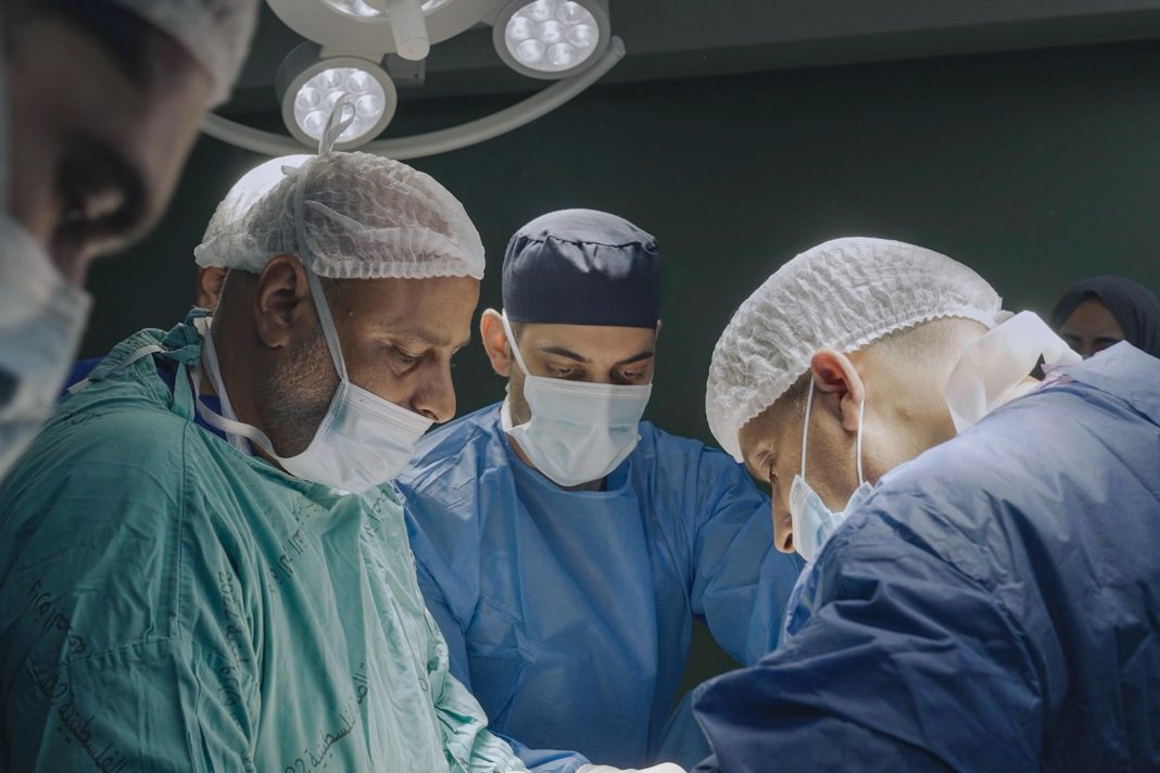 'American Doctor'-regisseur verliet ABC-baan en spaargeld voor documentaire over Gaza-zorgverleners (Picture by: variety.com)