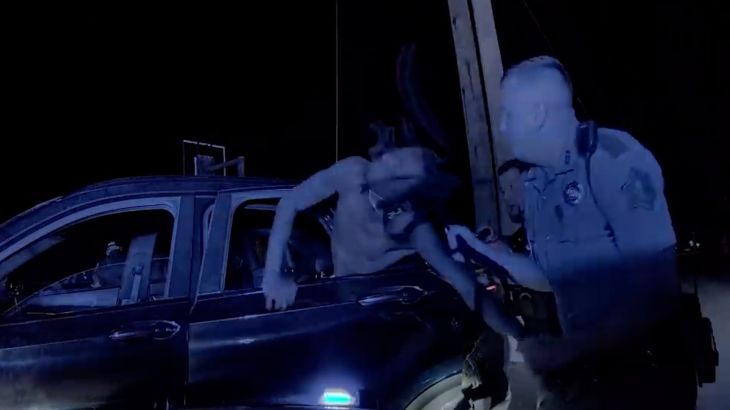 Agent Arkansas slaat arrestant en trekt aan haar Amerikaanse agent trekt man aan haar en slaat hem tijdens arrestatie in Arkansas (Picture by: aljazeera.com)