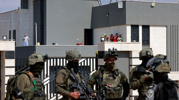 Amerikaanse ambassadeur veroordeelt Israëlische kolonisten voor gijzeling van familie in Qusra Amerikaanse ambassadeur veroordeelt Israëlische kolonisten voor gijzeling van familie in Qusra (Picture by: aljazeera.com)