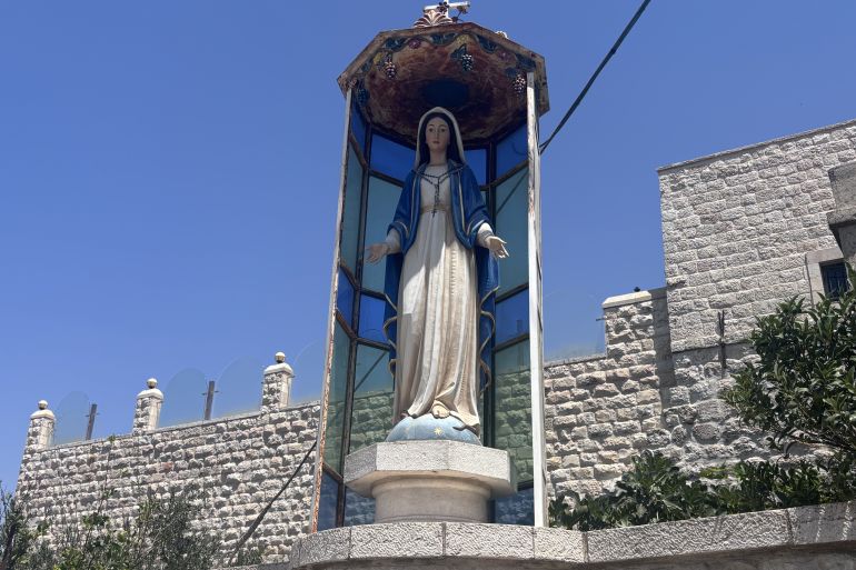 Angst en aanvallen slaan toe in Taybeh, de laatste christelijke stad in het Westelijk Jordaan Angst en aanvallen slaan toe in Taybeh, de laatste christelijke stad in het Westelijk Jordaan (Picture by: aljazeera.com)